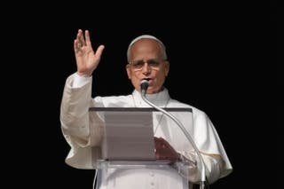 Papa Leão XIV profere a oração do Angelus ao meio-dia na Praça de São Pedro, no Vaticano